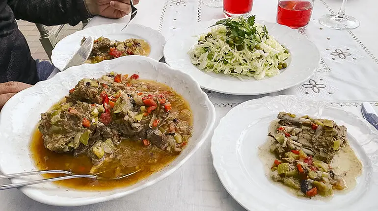 Lamm zum Abendessen - Resedinta Rotundu in Butuceni