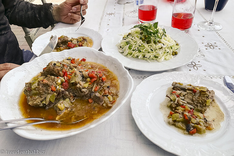 Lamm zum Abendessen – Resedinta Rotundu in Butuceni