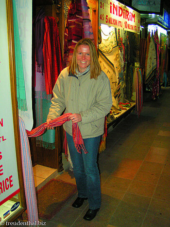 Anne beim Einkaufen im Seidenbasar von Bursa