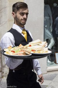 Sandwiches werden serviert im Caffe Cordina