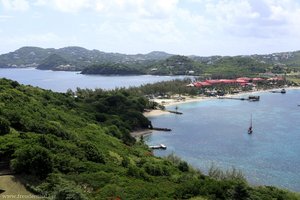 Blick von Pigeon Island auf die künstliche Landzunge.