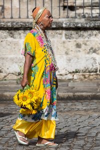 Blumenfrau auf dem Kathedralenplatz von Havanna