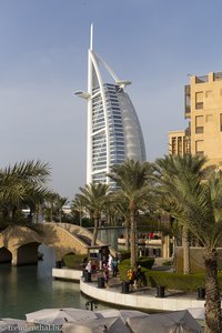 Souk Madinat und der Blick auf das Burj al Arab