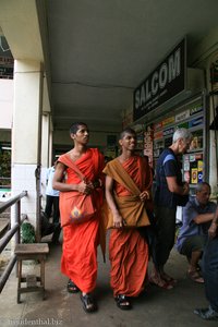 Mönche beim Einkauf (?)