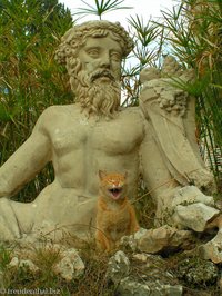 Griechischer Gott und die Katze bei Ephesos