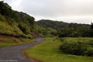 Straße von der karibischen Küste nach Roxborough 