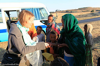 Anne verteilt T-Shirts in der Amhara-Region.