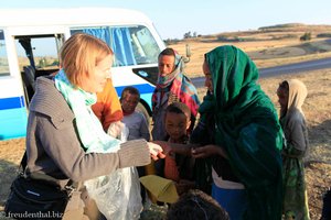 Anne verteilt T-Shirts in der Amhara-Region.
