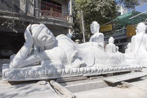 liegender Buddha im Viertel der Steinmetze von Mandalay