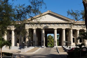 das Parthenon beim Cementerio Tomás Acea