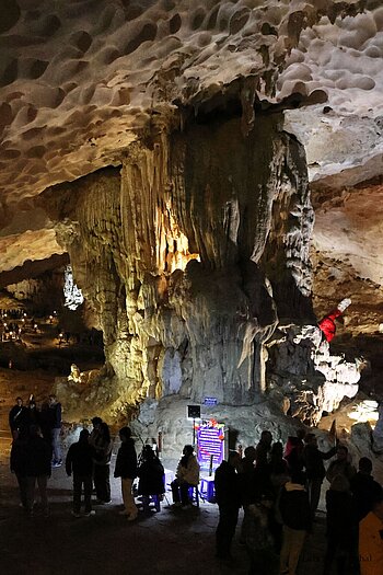 majestätische Säule in der 2. Kammer der Überraschungshöhle der Halong-Bucht