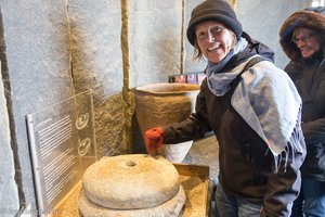 Anne mit einem alten Mahlstein