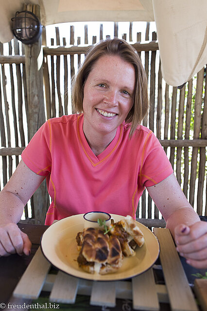 Anne mit einem Hühnerlebersandwich im Satara Camp