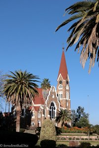 Blick über den Park zur Christus Kirche der Rheinischen Mission