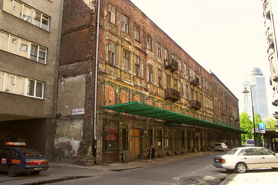 Einschusslöcher an einer Fassade im Warschauer Getto