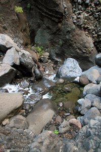 durch diesen Wasserfall müssen wir durch