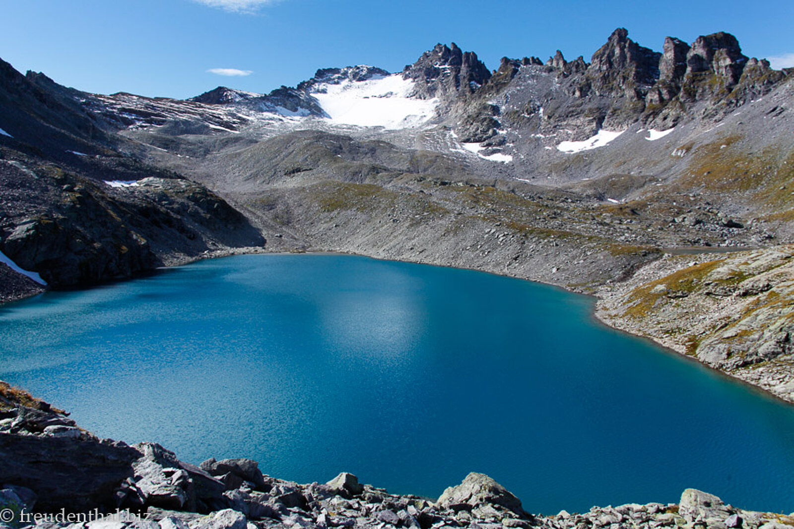Blick auf den dunkelblauen Wildsee vorm Gipfel des Pizol in der Schweiz