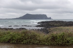 Der Ilchulbong im Dunst der Taifunausläufer