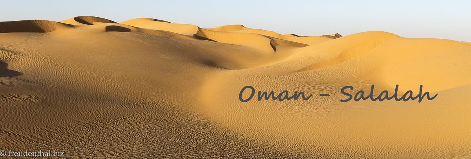 Vom Licht der untergehenden Sonne angestrahlte Sanddünen in der Rub-al-Khali im Oman