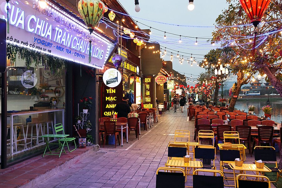 angenehm beleuchtete Restaurants in der Altstadt von Hoa Lư