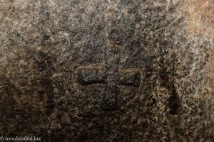 eingemeiseltes Kreuz in der Grabkammer von König Kaleb