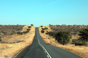 Endllos lange Straßen bestimmen das Straßennetz von Namibia.