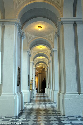 Seitengang der Hofkirche Dresden