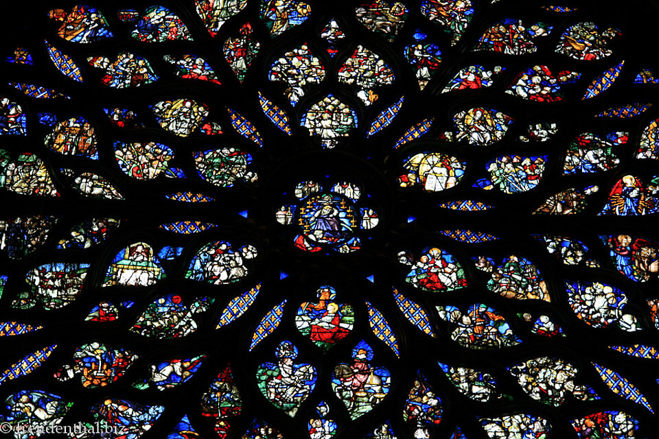 bunte Glasmosaiken in der Sainte Chapelle in Paris
