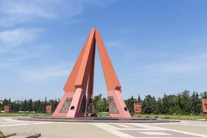 Gewehre bilden die Pyramide der Gedenkstätte der Soldaten der Roten Armee