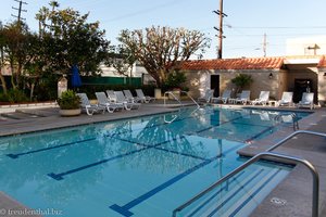 La Hacienda Hotel Lax - Pool mit Sonnenliegen