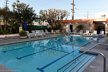 La Hacienda Hotel Lax - Pool mit Sonnenliegen