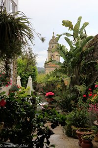 Blick in einen Hotelgarten