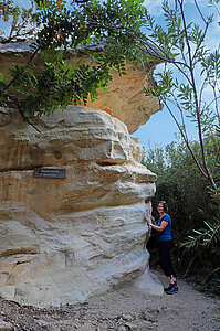 Anne beim Felsen aus Mergelkreide