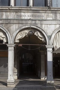Durchgang an der Piazza San Marco