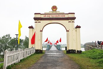 Tor zur Hien-Luong-Brücke (Cầu Hiền Lương) über den Bến Hải‑Fluss