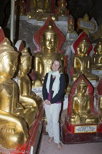 Anne zwischen den Buddha-Figuren in den Pindaya-Höhlen
