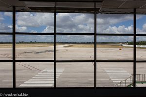 Blick vom Terminal auf den Flughafen von Holguín