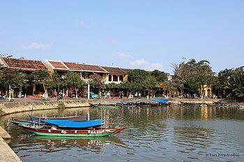 Laternenboote am Ufer des Sông Thu Bồn in Hội An