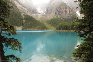 Türkis-blaues Wasser im Lake Moraine