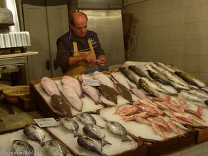 Fischstand in der Modiano-Markthalle