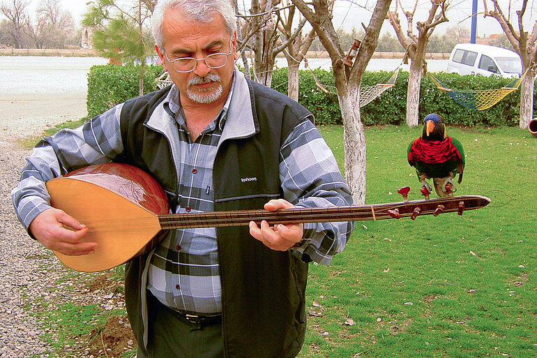 Gitarrist mit Papagei in der Westtürkei