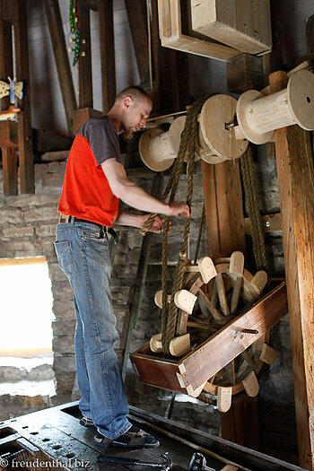 estnischer Seiler bei der Arbeit