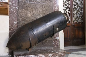 Das Replikat einer Fliegerbombe in der Rotunda von Mosta