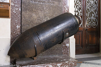 Das Replikat einer Fliegerbombe in der Rotunda von Mosta