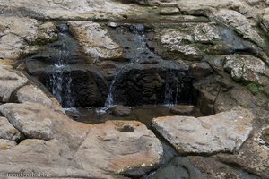 In den Wasserfall ist eine Geburt eingemeißelt. - San Agustín