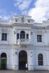 Weiße Gebäude beim Parque Caldas von Popayán.