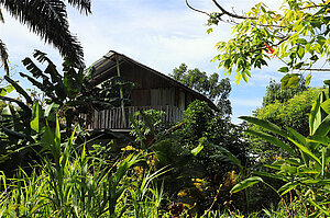 Ein Bauernhaus mit Wellblechdach - La Muñequita Lodge