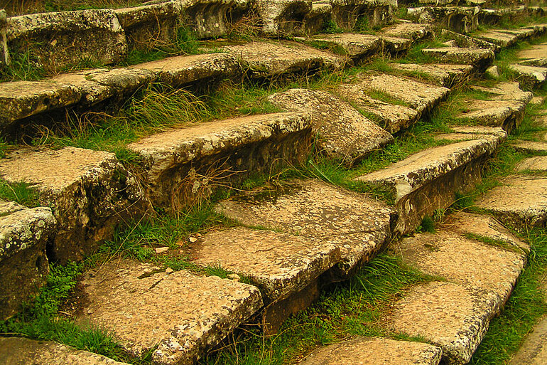 Stufen im antiken Stadion von Aphrodisias