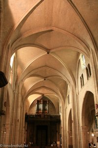 Mittelschiff der romanischen Kirche Saint-Pierre de Montmartre
