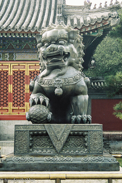 Wächterlöwe vorm Eingang zum Sommerpalast in Peking